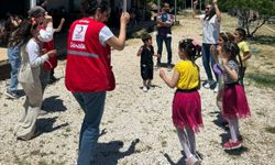 Türk Kızılay gönüllülerinden Hatay'daki öğrencilere kıyafet desteği