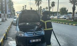 Hatay'da hafif ticari aracın motor kısmı yandı