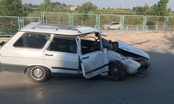 Mersin'de aydınlatma direğine çarpan otomobildeki 2 kişi yaralandı