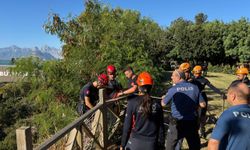 Antalya'da kayalıklarda mahsur kalan kişi kurtarıldı