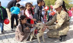 Hatay'da jandarma ekipleri çocuklarla buluştu