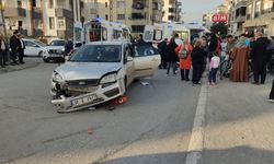 Hatay'da otomobilin çarptığı motosikletteki 3 kişi yaralandı