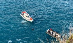 Antalya'da otomobille falezlerden denize düşen genci arama çalışmaları sürüyor