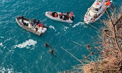 GÜNCELLEME - Antalya'da otomobille falezlerden denize düşen genci arama çalışmaları sürüyor