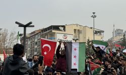 Malatya ve Kilis'teki Suriyeliler, Baas rejiminin devrilmesini kutluyor