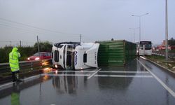 Mersin'de devrilen tırın sürücüsü yaralandı