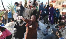 Anamur'da kamyonlarla taşınan karla şenlik düzenlendi