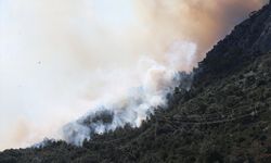 GÜNCELLEME - Antalya'da ormanlık alanda çıkan yangına müdahale ediliyor