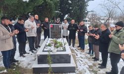 Hatay'da 6 Şubat depremlerinde yaşamını yitiren Sergen Mudanya, Zonguldak'taki mezarı başında anıldı