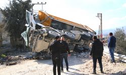 Hatay'da devrilen hafriyat kamyonunun sürücüsü yaralandı