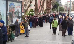 İzmir Karşıyaka'da emekliler yumurta kuyruğunda!