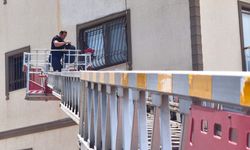 Hatay'da pencere korkuluğunda mahsur kalan kediyi itfaiye ekibi kurtardı