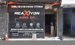 Antalya'da "korku evi"nde çıkan yangında 3 kişi dumandan etkilendi
