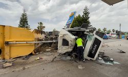 Antalya'da sıcak asfalt yüklü kamyonun iki araca çarptığı kazada 2 kişi yaralandı