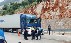 Antalya'da tırla çarpışan otomobilin sürücüsü yaralandı