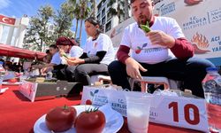 Antalya'daki festivalde 3 dakikada 398 gram acı biber yiyerek birinci oldu
