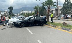 Hatay'da 2 otomobilin çarpıştığı kazada 5 kişi yaralandı