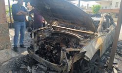 Hatay'da park halinde otomobil ve motosiklet yandı
