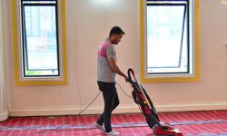 Kumluca'da  camilerde bayram temizliği yapılıyor