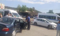 Mersin'de iki otomobilin çarpışması sonucu 3 kişi yaralandı