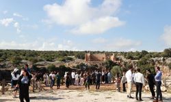 Mersin'de öğrenciler deniz kaplumbağalarının yuvalama alanlarını temizledi