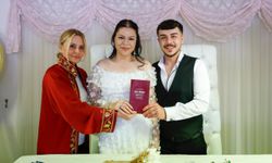 Mersin'de özel tarihte evlenmek isteyenler nikah dairesinde yoğunluk oluşturdu