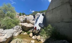 Osmaniye'de dere yatağına düşen otomobildeki 4 kişi yaralandı