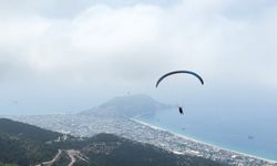 Antalya'da öğrenciler gökyüzünde ve sualtında gerçekleşen etkinliklerle 15 Temmuz şehitlerini andı