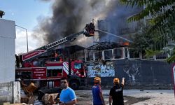 Malatya'da hırdavat mağazasında çıkan yangına müdahale ediliyor