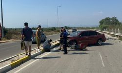 Serik'te refüje çarpan otomobilin sürücüsü yaralandı