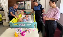 Anamur İlçe Emniyet Müdürü Özer, tedavi gören çocuğu hastanede ziyaret etti