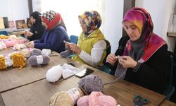 Depremzede kadınlar köy okulundaki öğrencilere atkı örerek terapi oluyor