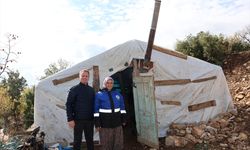 Gülnar Belediyesi, hayvan yetiştiricilerine mont hediye etti