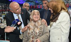 Malatya'da 88 yaşında okuma yazma öğrenen Emine Genç, kitap fuarının onur konuğu oldu