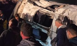 Adana'da devrilen işçi servisinde 2 kişi yaralandı