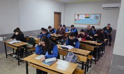 Bozyazı Kaymakamı Tuncay Topsakaloğlu öğrencilerle kitap okudu