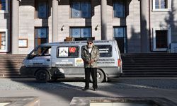 'Elmacı Dede' Hatay'dan aldığı mandalinaları Mehmetçiğe ulaştırdı