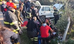 Erzin ilçesinde bahçenin tel örgüsüne çarpan otomobildeki 3 kişi yaralandı