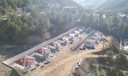 Feke ilçesinde köy tipi afet konutlarının yapımı sürüyor