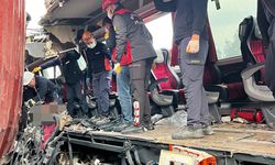 GÜNCELLEME 3 - Osmaniye'de yolcu otobüsünün tıra çarptığı kazada 7 kişi öldü, 11 kişi yaralandı