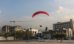 Hatay'da milli sporcu, yamaç paraşütüyle süzüldüğü gökyüzünden sırt paraşütüyle indi