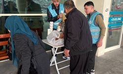 Kozan'da hastane önünde bekleyenlere çorba ikram edildi