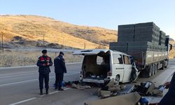 Malatya'da tıra çarpan minibüsteki 3 kişi öldü