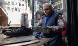 Malatyalı ayakkabı ustası 40 yıllık mesleğini konteynerde sürdürüyor