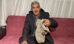 Mersin'de bir çiftçinin çamurlu ayakkabısını çıkararak markete girmesi kameraya yansıdı