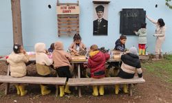 Okulun atıl bahçesini açık hava sınıfına dönüştürüp çocuklara doğayı sevdirdi