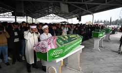 Osmaniye'de otobüsün tıra çarptığı kazada ölen 2 kişinin cenazesi Gaziantep'te defnedildi