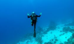Su altı görüntü yönetmeni Tahsin Ceylan bedensel engelli Özgür Akçı'yla Kızıldeniz'e daldı