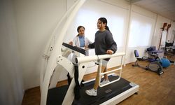 6 ŞUBAT DEPREMLERİNİN ÜÇÜNCÜ YILI - Protezle yürümeye başlayan 13 yaşındaki Melike'nin hayali avukat olmak