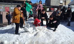 Adana'da çocuklar kamyonlarla getirilen karla eğlendi